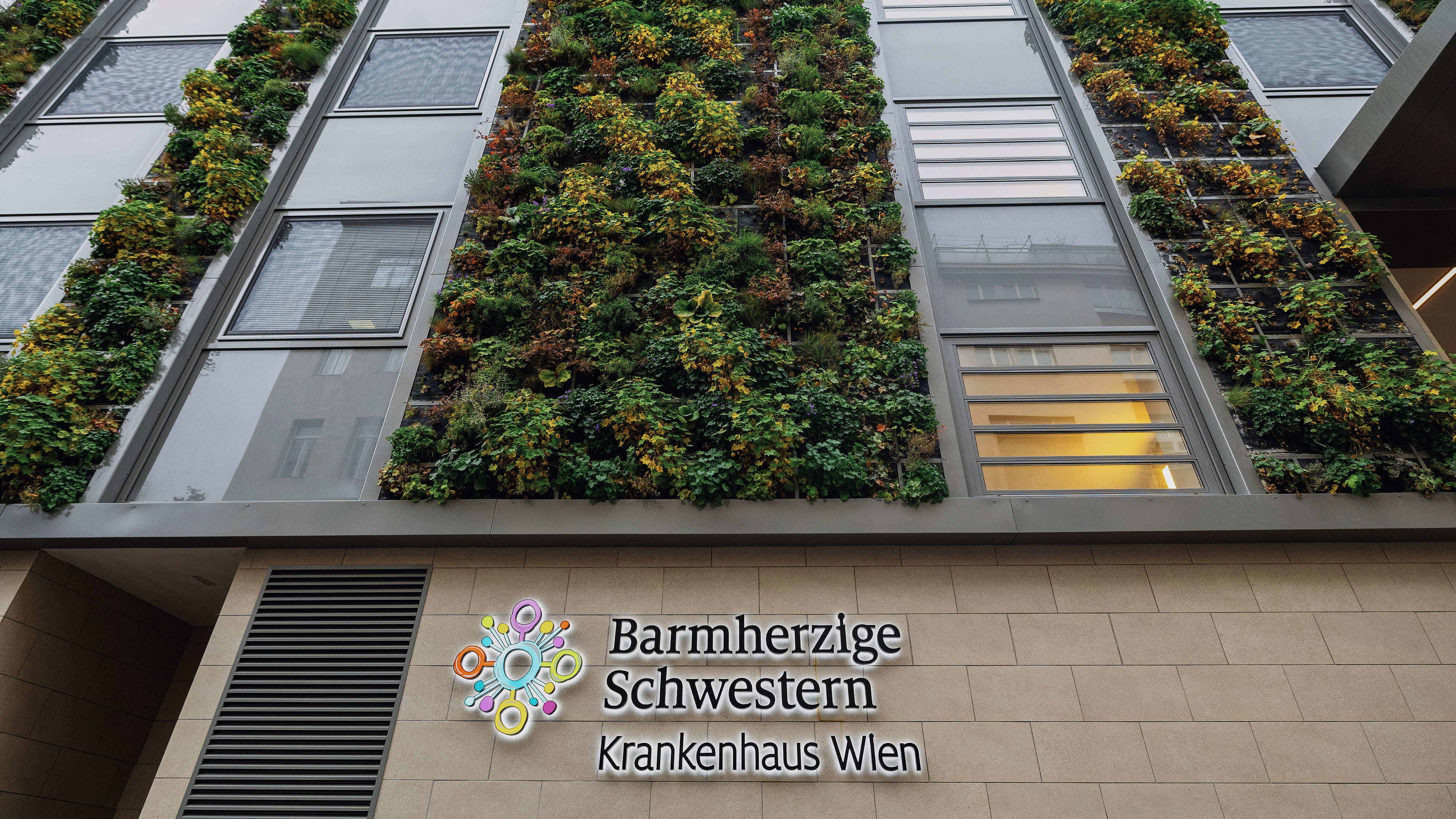 Die begrünte Fassade des Barmherzige Schwestern Krankenhauses Wien