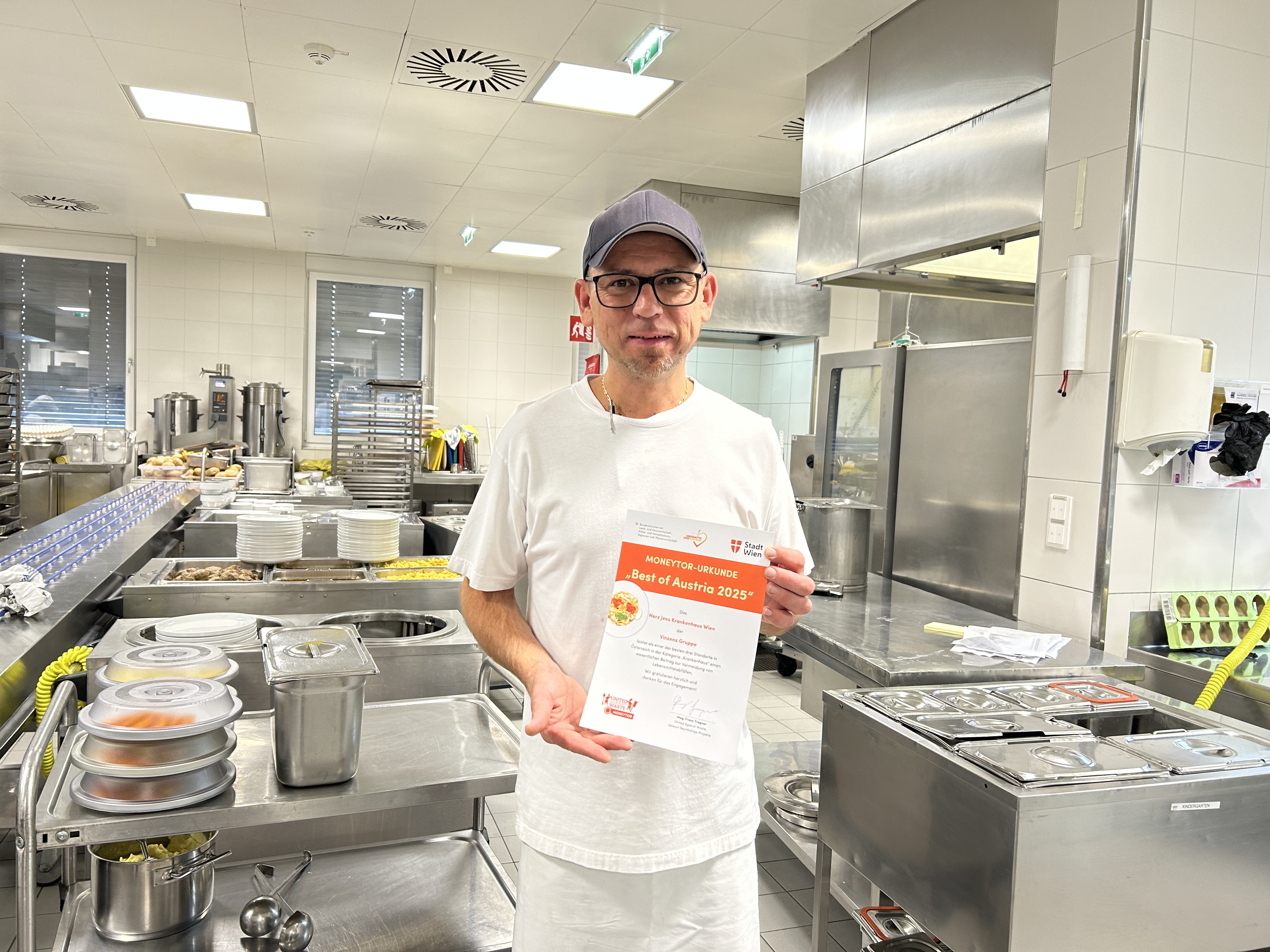 Mitarbeiter mit Urkunde