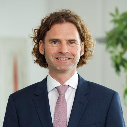 Ein Portätfoto von David Pötz, Geschäftsführer der Vinzenz Kliniken Wien