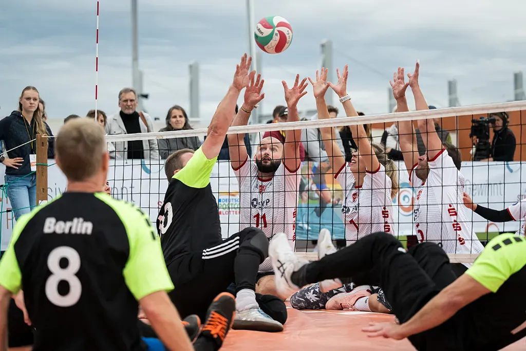 Sitzvolleyball-Duell direkt am Netz