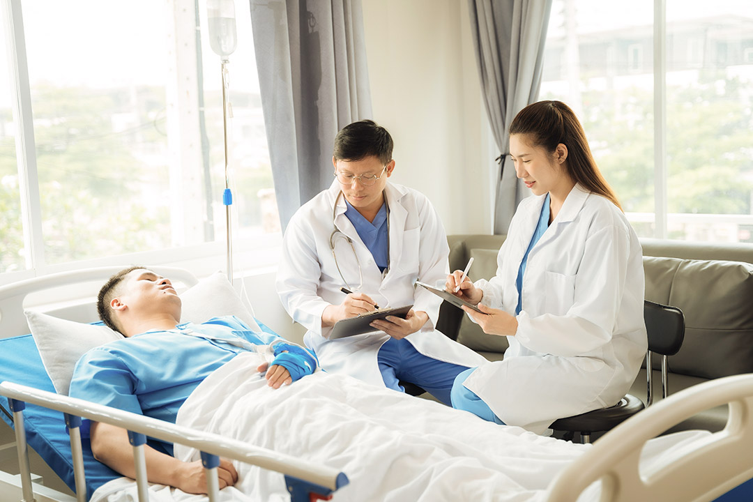 A patient with an injury talking to doctors