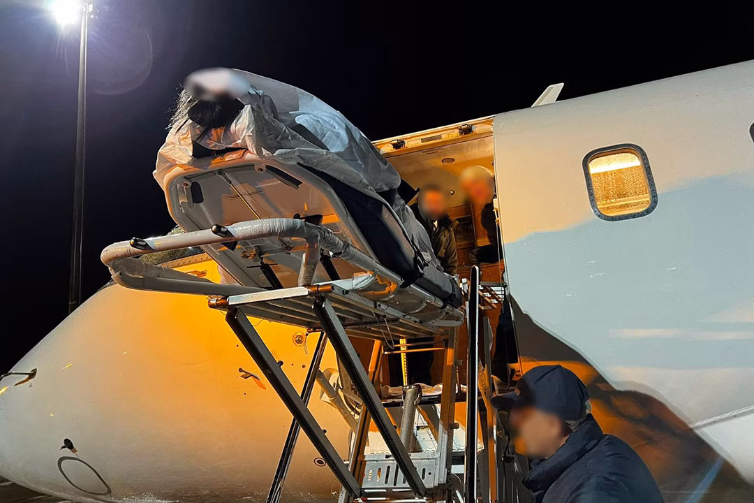 Lifting a patient by air ambulance