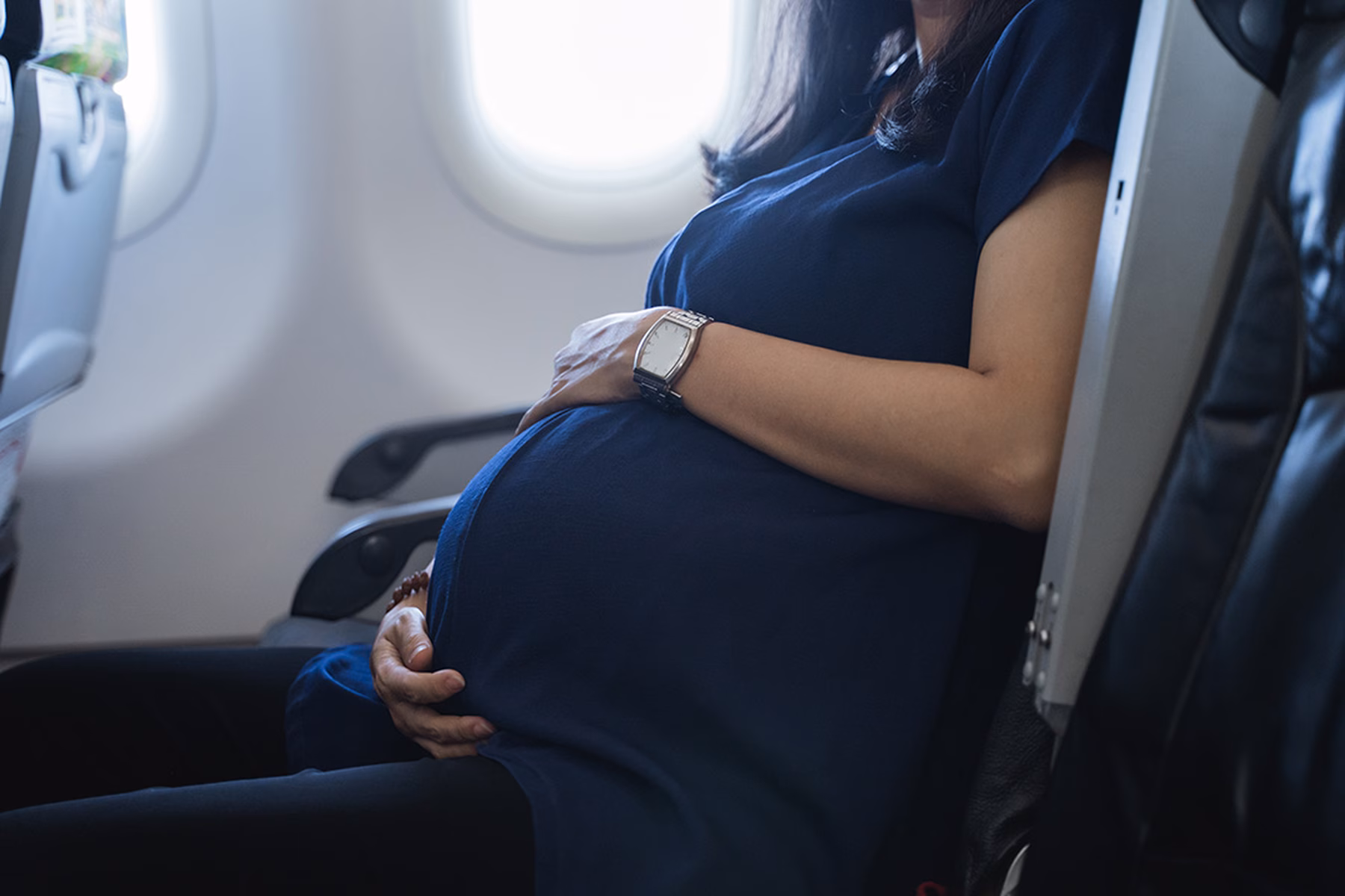 pregnant-woman-airplane