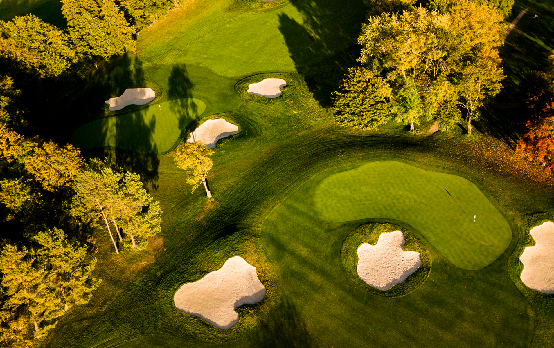 Blick von oben auf einen Golfkurs des Golf Club Pfalz.