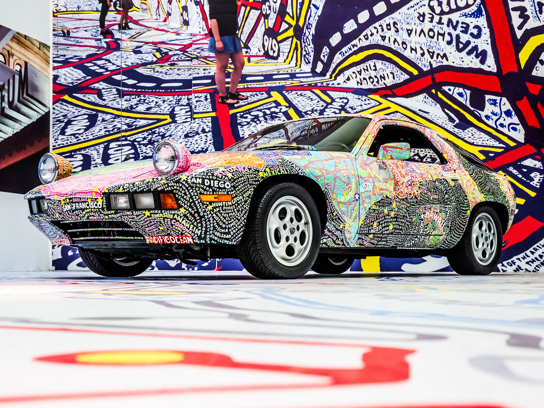 Porsche 928 mit einzigartiger Bemalung von Grafikdesignerin Paula Scher. Ansicht der Seite.