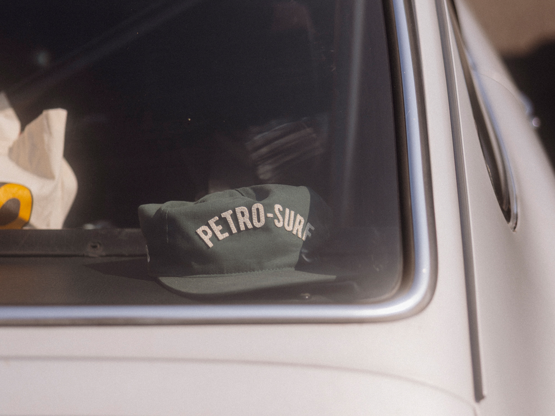 Petro Surf Cap auf der Hutablage eines klassischen Porsche.