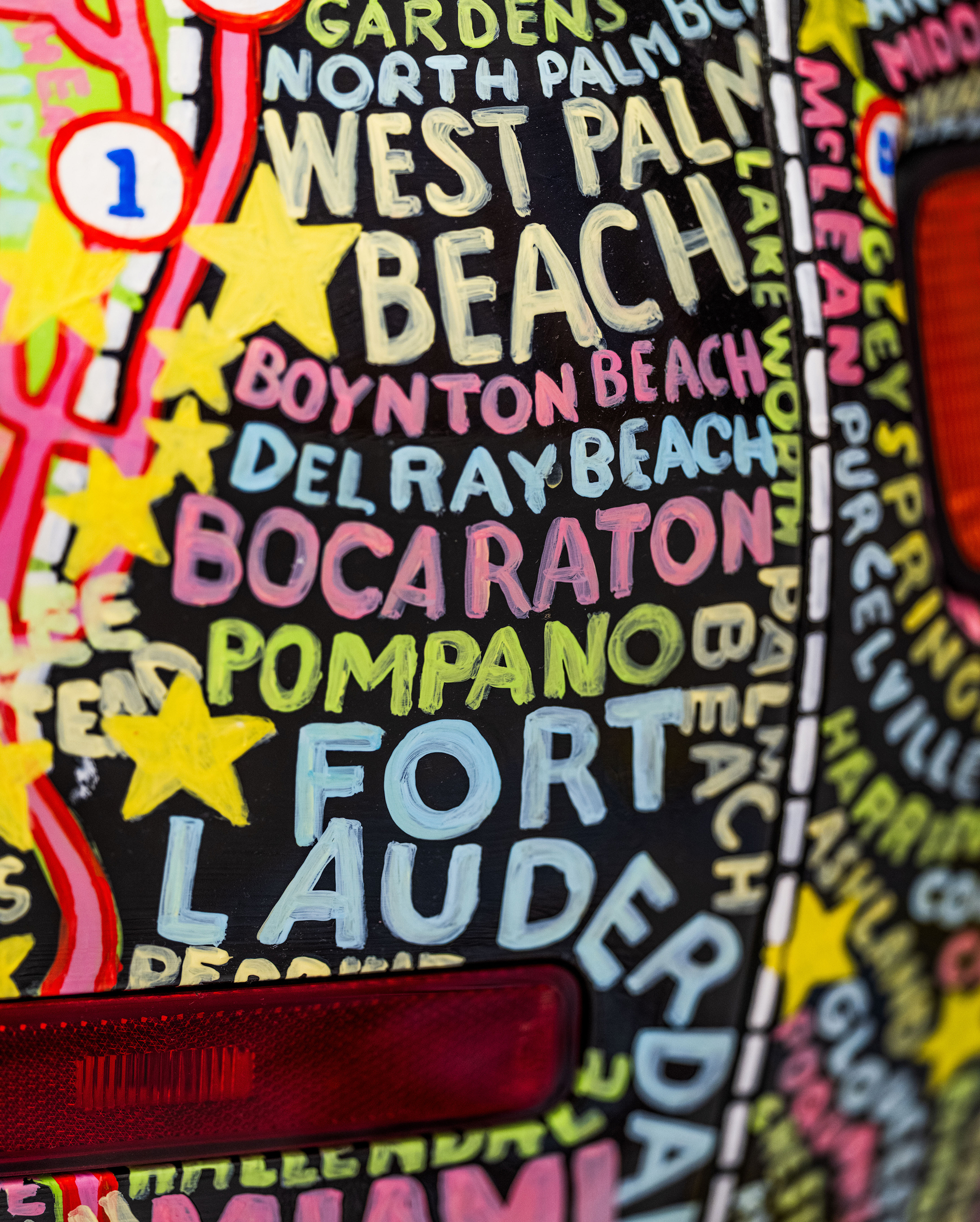 Detailausschnitt der Type is Image Bemalung von Paula Scher.