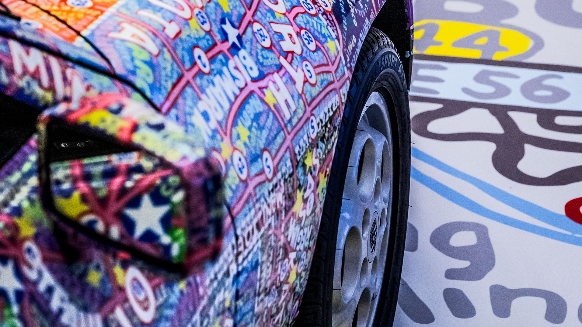 Porsche 928 mit einzigartiger Bemalung von Grafikdesignerin Paula Scher. Detailansicht von Außenspiegel und Kotflügel.