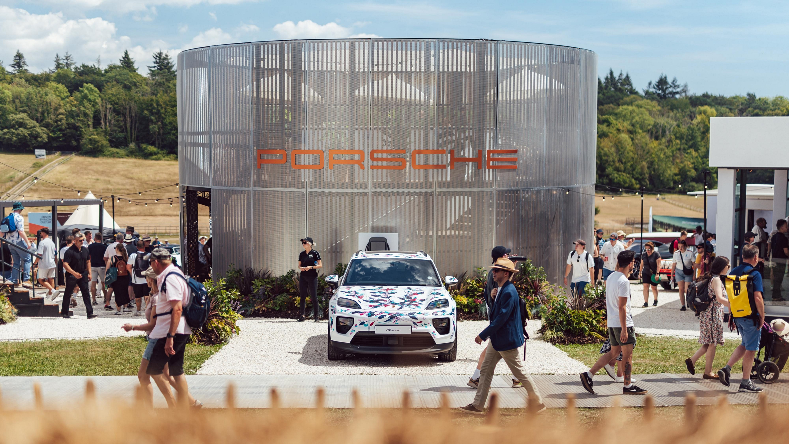 Ein Porsche Macan an einem Info-Stand auf einem Porsche Event.