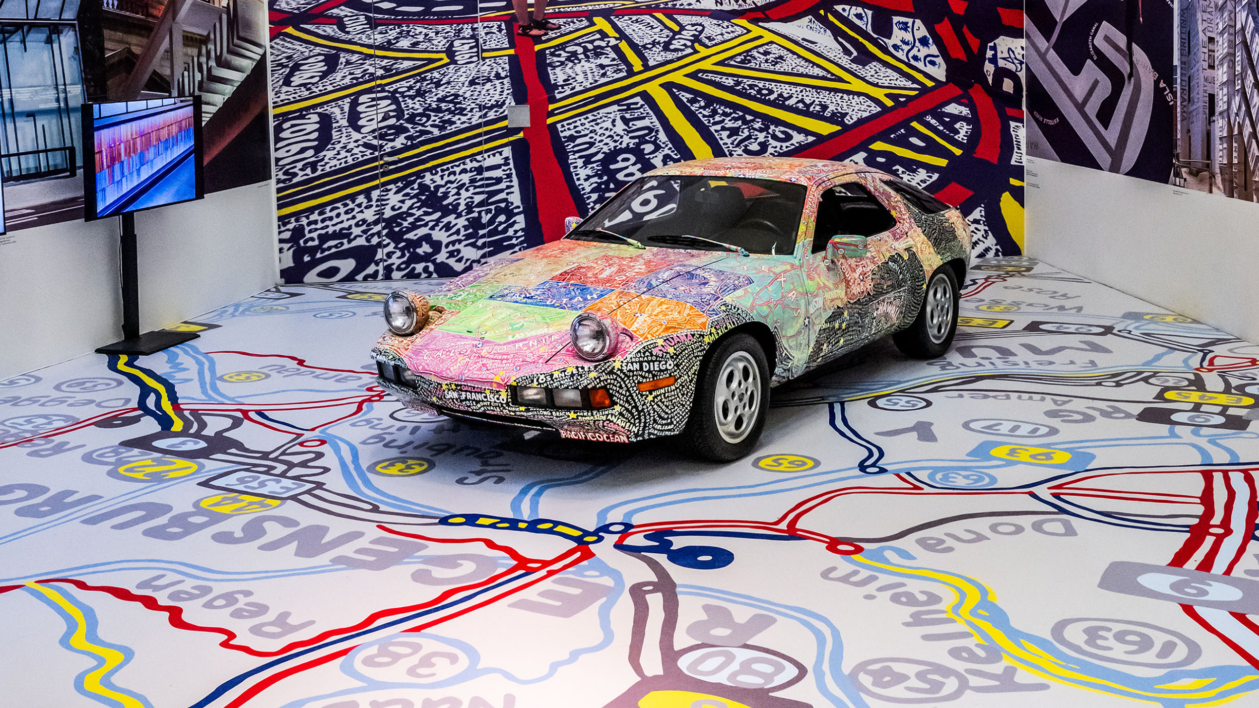 Porsche 928 mit einzigartiger Bemalung von Grafikdesignerin Paula Scher. Blick auf Front und Seite.