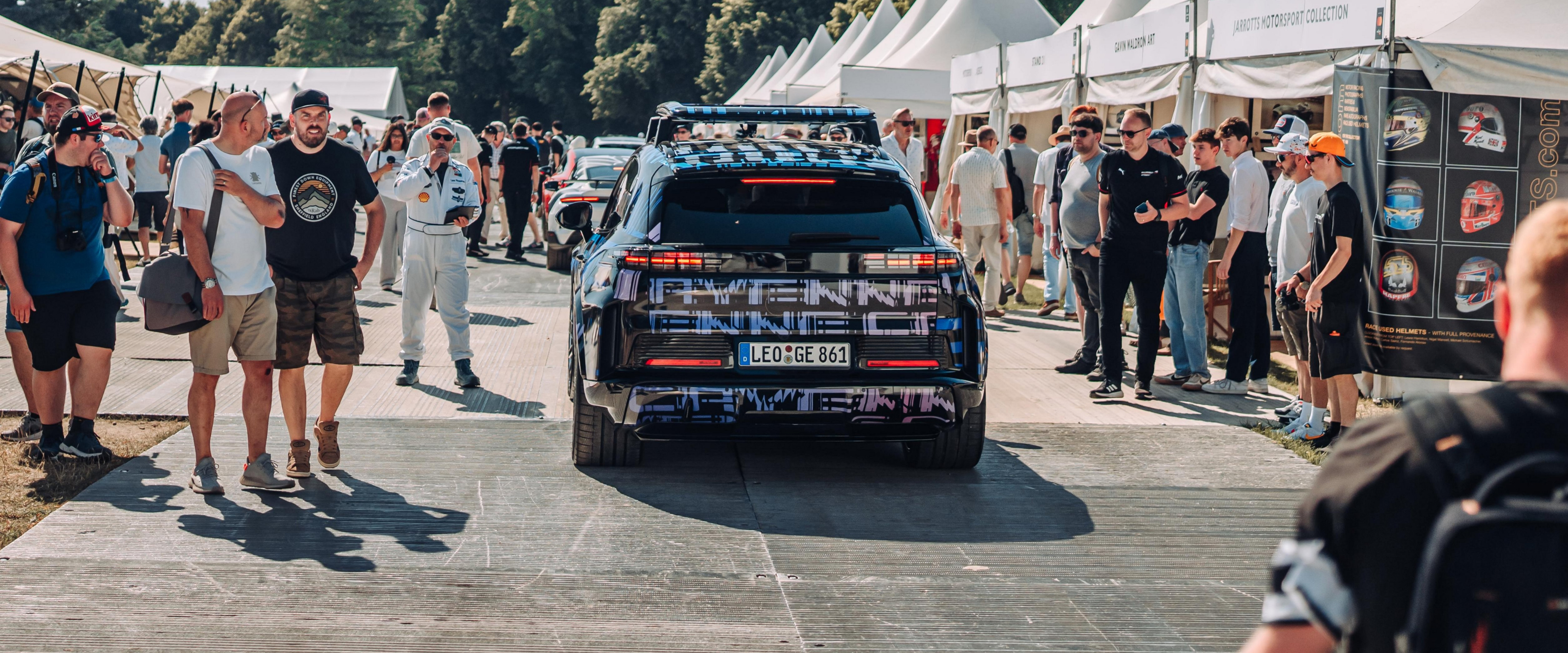 Viele Menschen und Porsche auf dem Goodwood Festival.