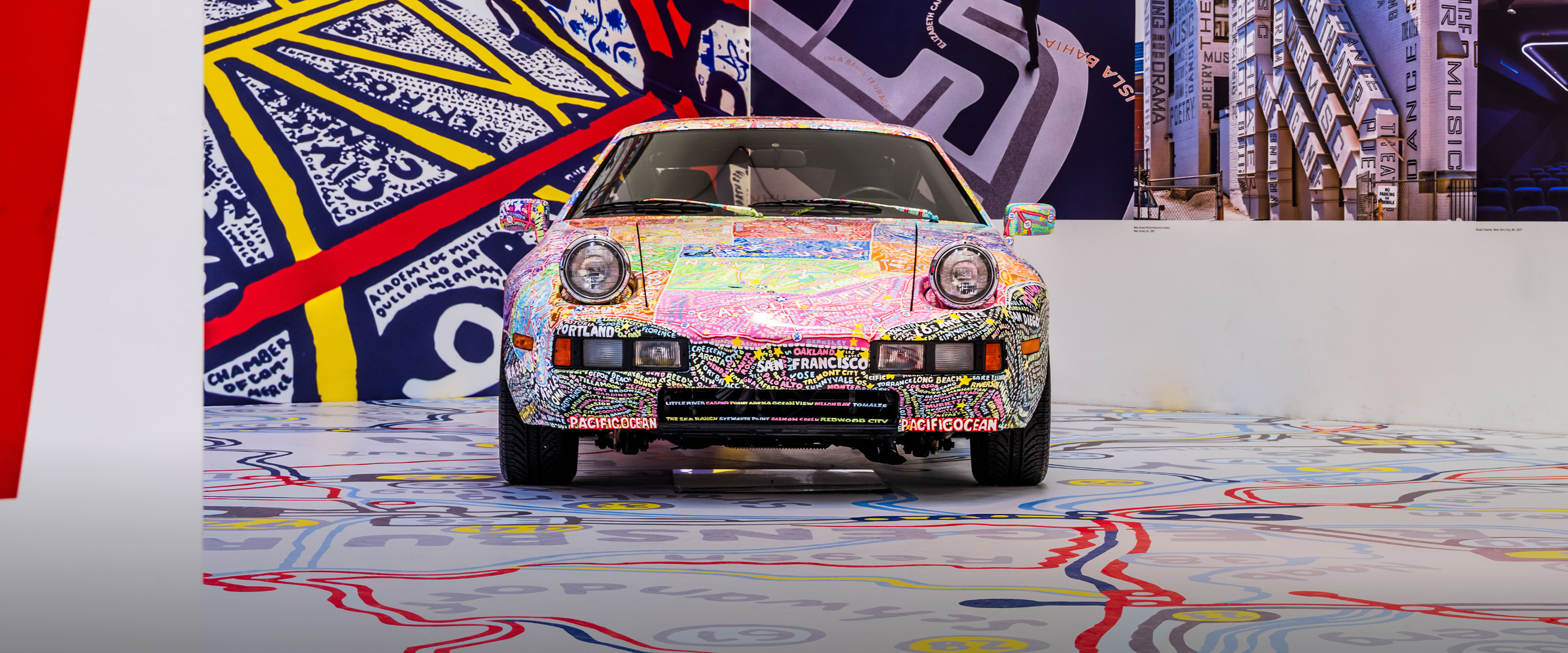Porsche 928 mit einzigartiger Bemalung von Grafikdesignerin Paula Scher.