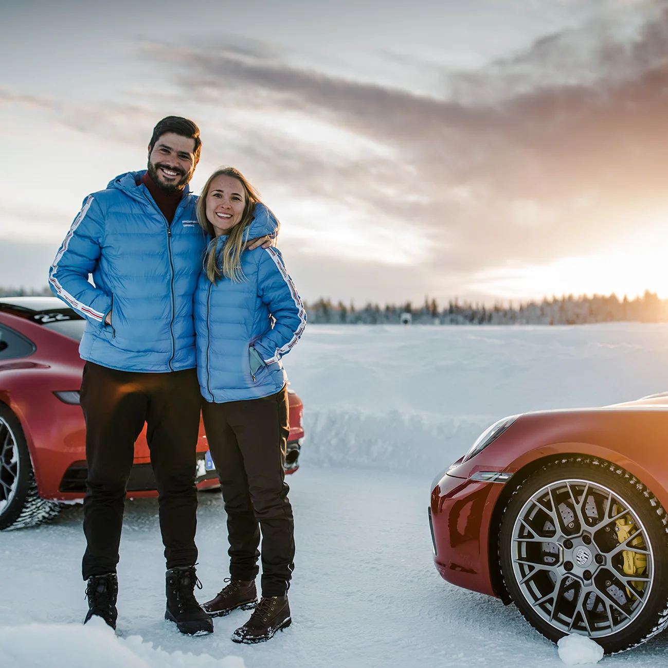 Pareja disfrutando de una experiencia Porsche.