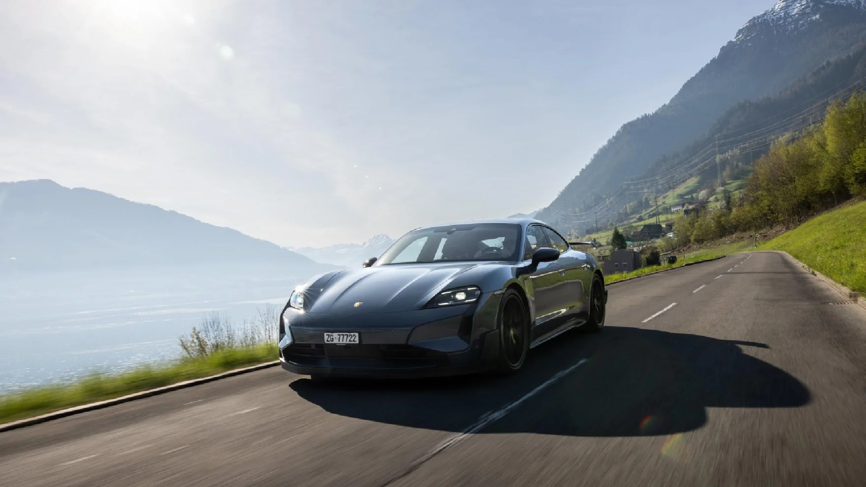 La Porsche Taycan su una strada della Svizzera centrale.