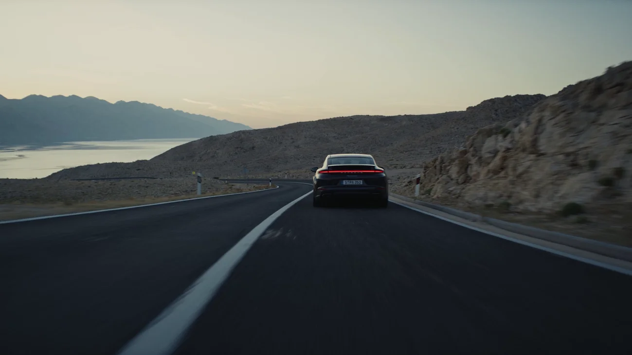 A 6-second moving image banner that shows the new Panamera 4 in its entirety as well as a few details through steady camera movements.