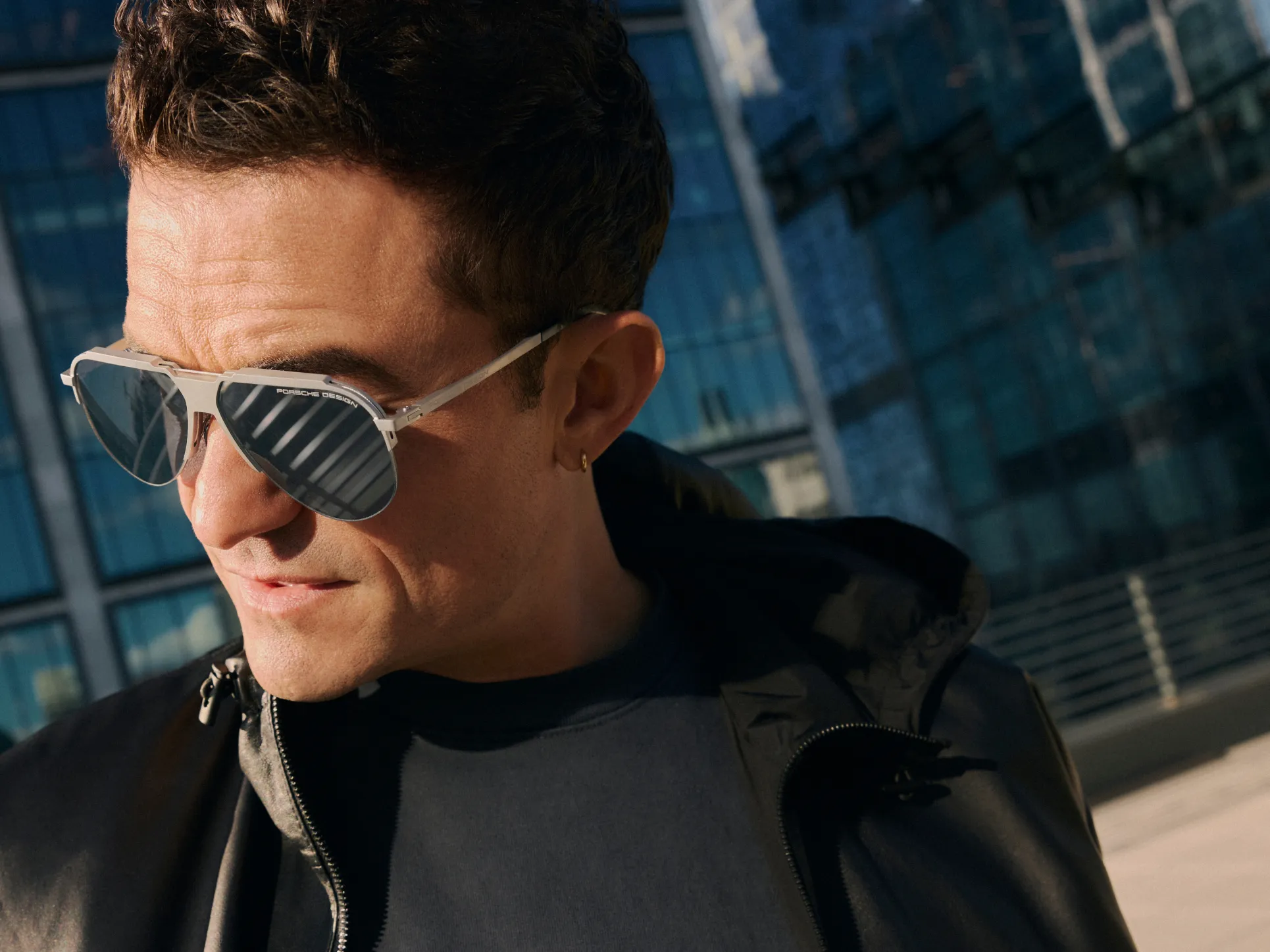 Orlando Bloom trägt eine Sonnenbrille von Porsche Design