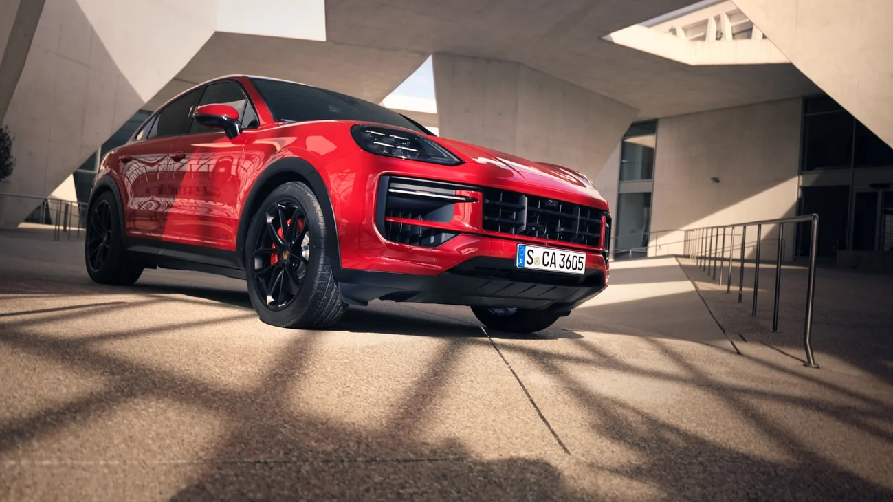 A 6-second moving image banner that shows the design highlights of the Porsche Cayenne GTS Coupé in carmine red.