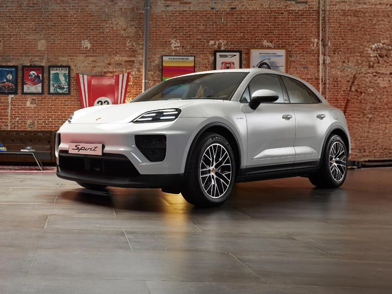 Video de dois Macan 4 com Spirit Package, um em cor Preto e outro em Branco.