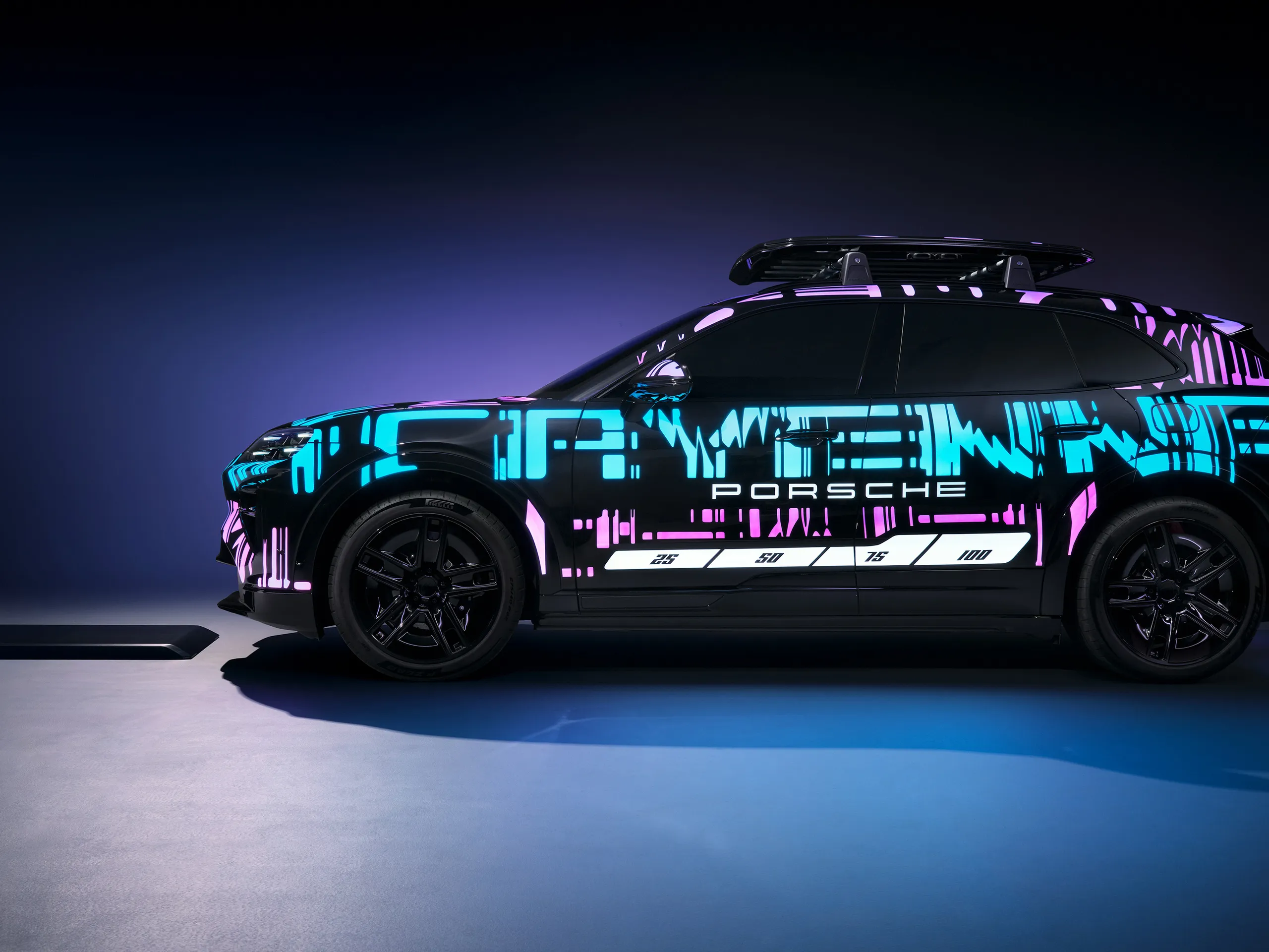 De nieuwe Porsche Cayenne met verlichte graphics in blauw en paars, gepresenteerd in een donkere studio-omgeving.