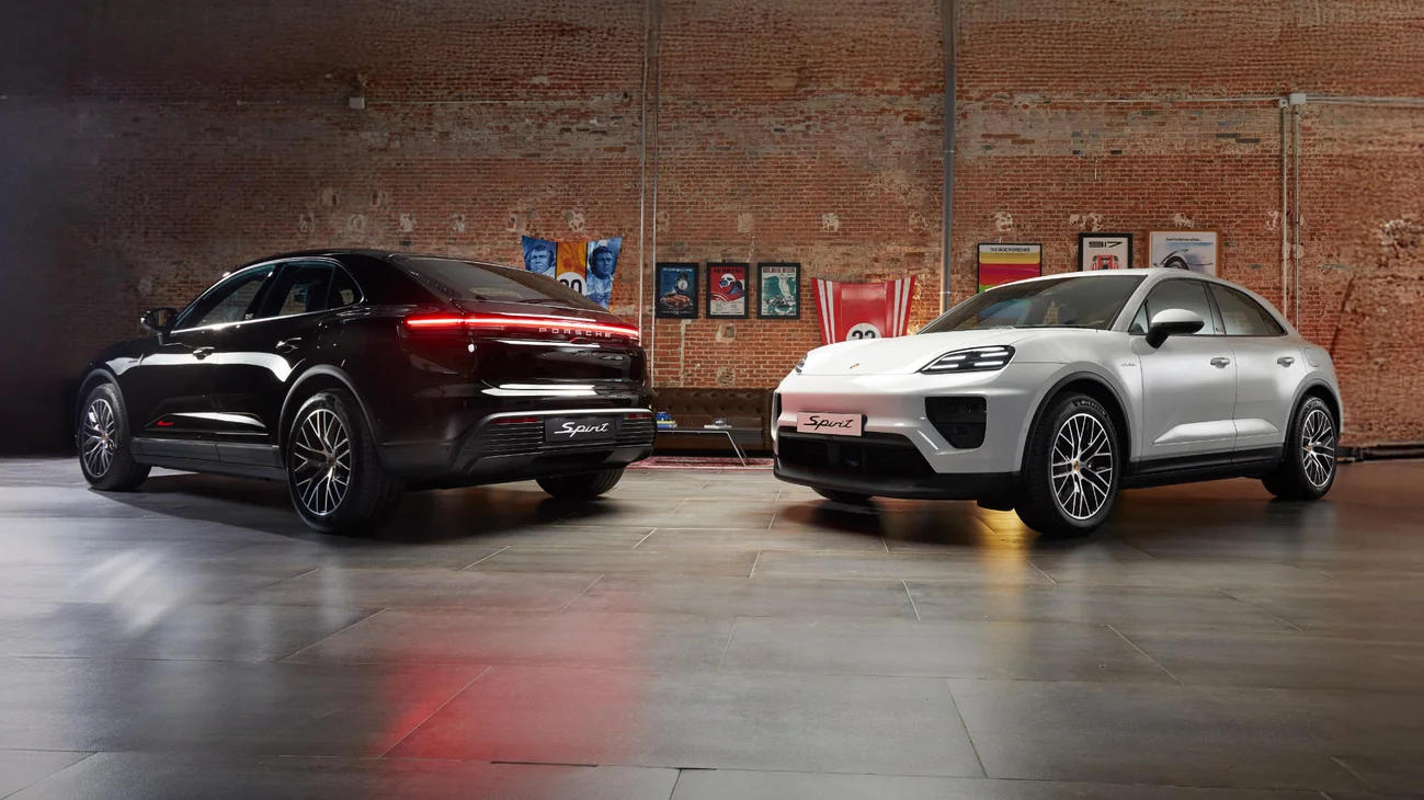 Video de dois Macan 4 com Spirit Package, um em cor Preto e outro em Branco.