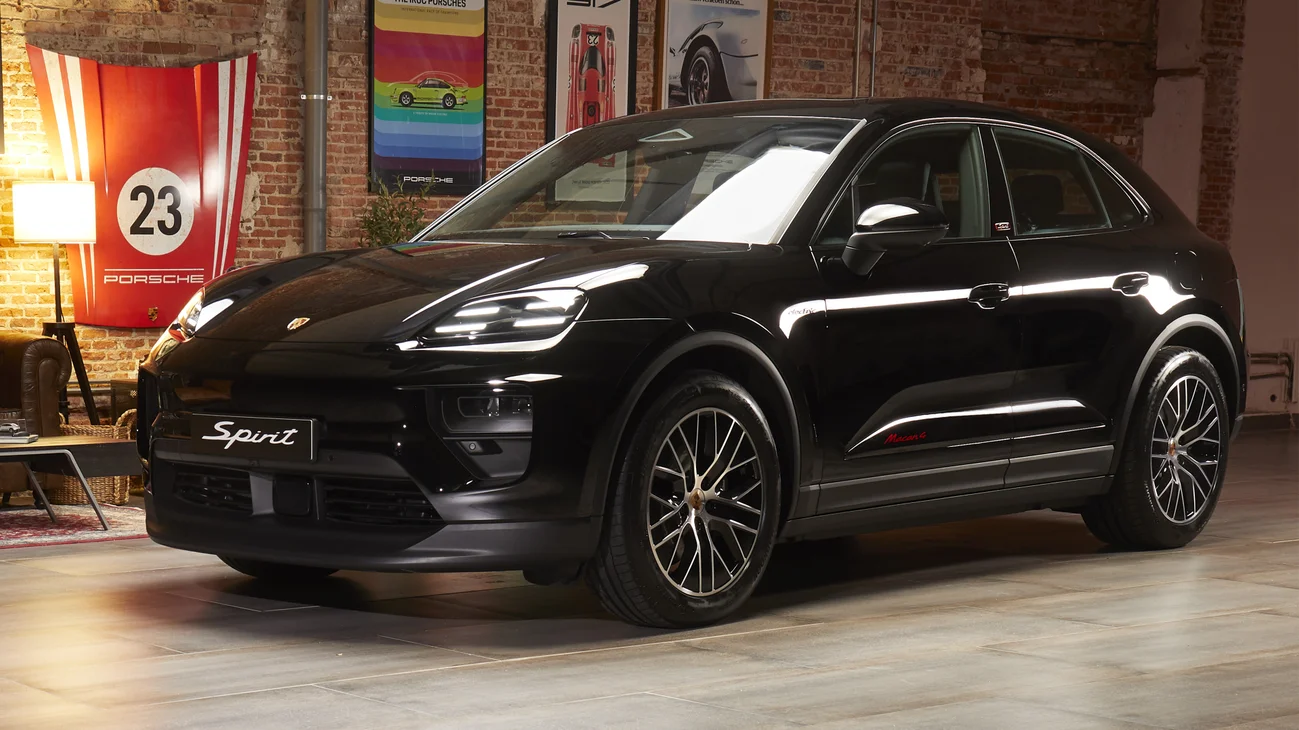 Un Macan Spirit negro aparcado.