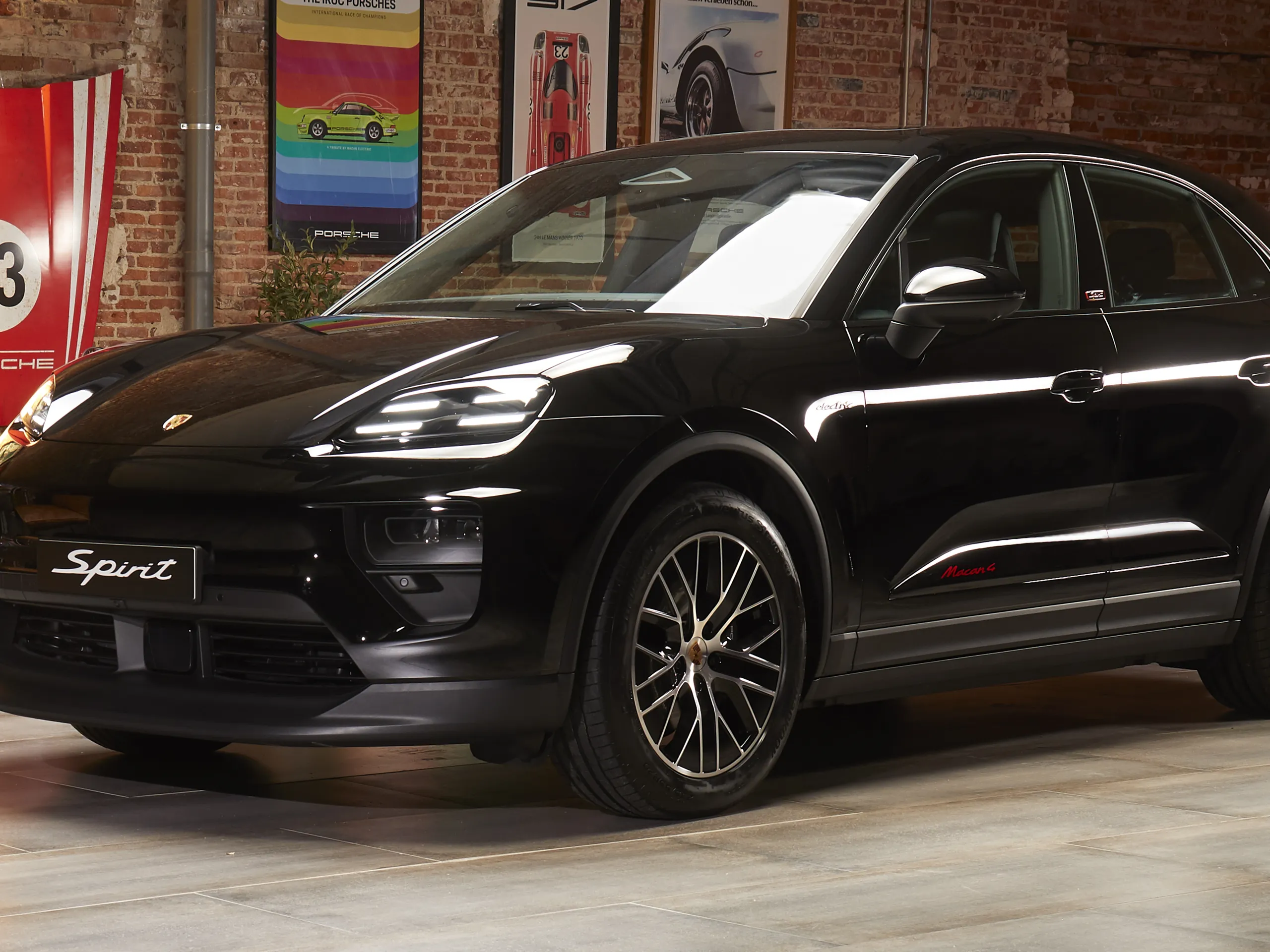 Un Macan Spirit negro aparcado.