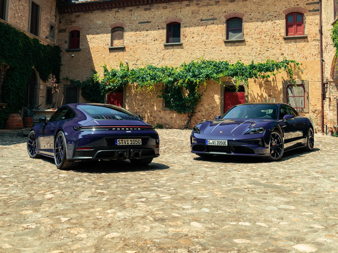 Static blusogno Porsche 911 Carrera 4 GTS and Taycan 4S.