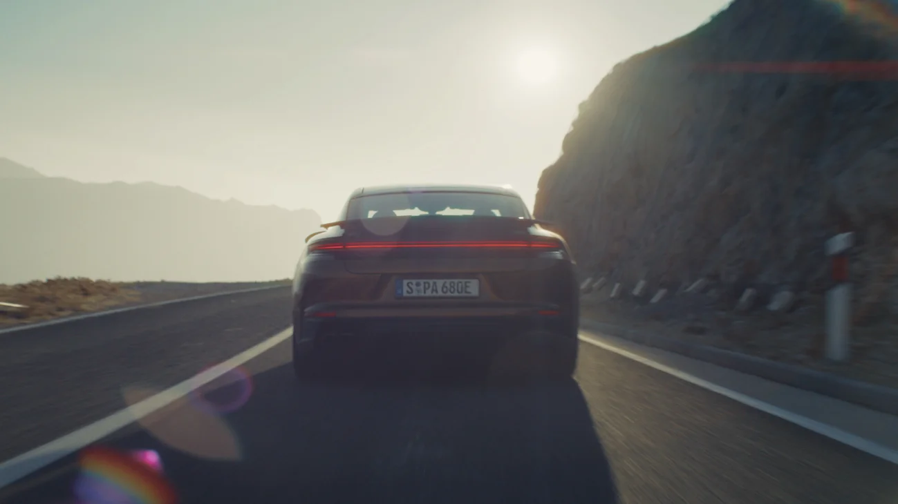 A 6-second moving image banner that shows the new Panamera Turbo E-Hybrid in its entirety as well as a few details through steady camera movements.
