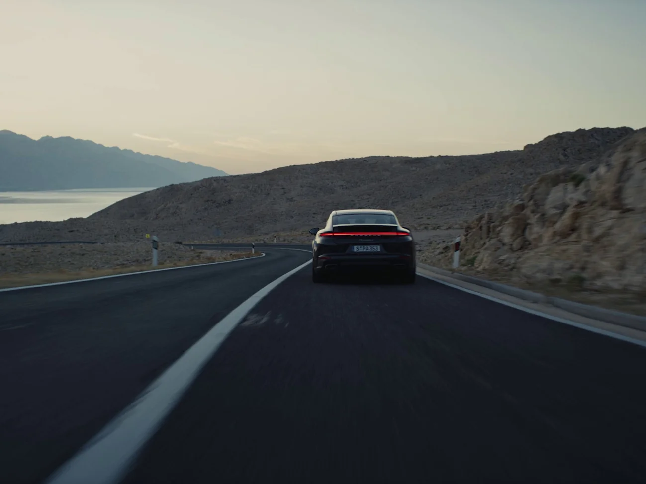 A 6-second moving image banner that shows the new Panamera 4 in its entirety as well as a few details through steady camera movements.