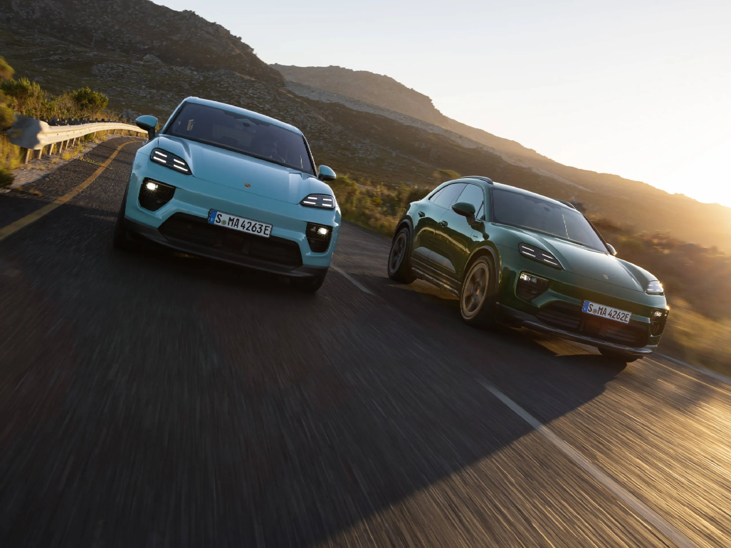 Macan 4S und Macan fahren auf einer Straße nebeneinander her.