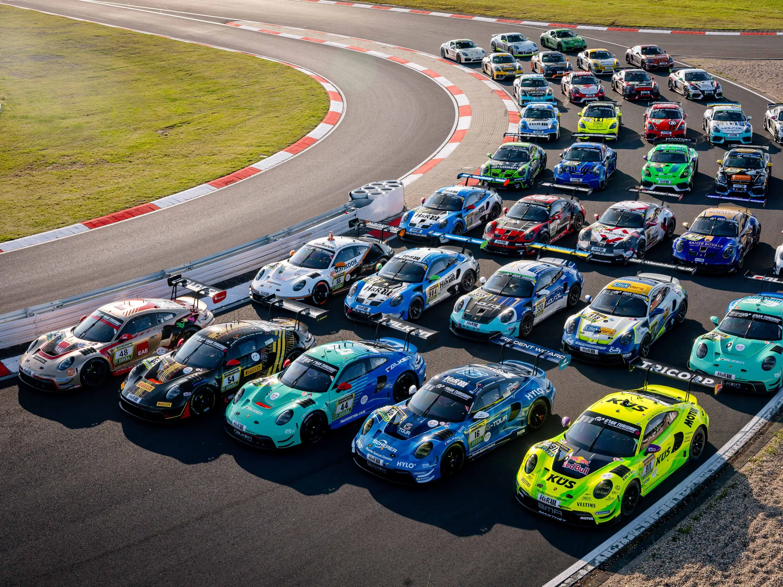 Pole startowe Porsche podczas 24-godzinnego wyścigu na Nürburgringu