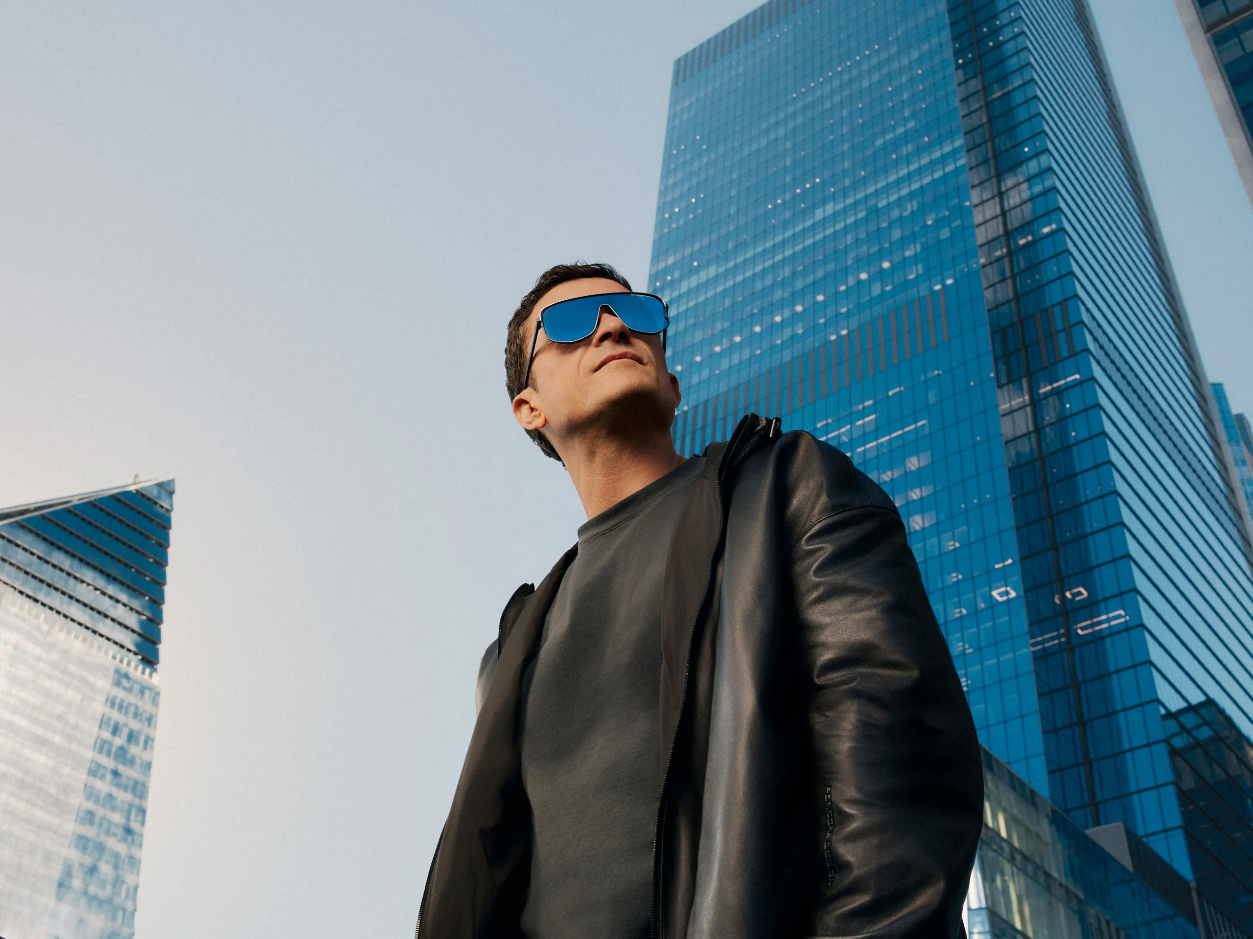 Orlando Bloom trägt eine Sonnenbrille von Porsche Design.