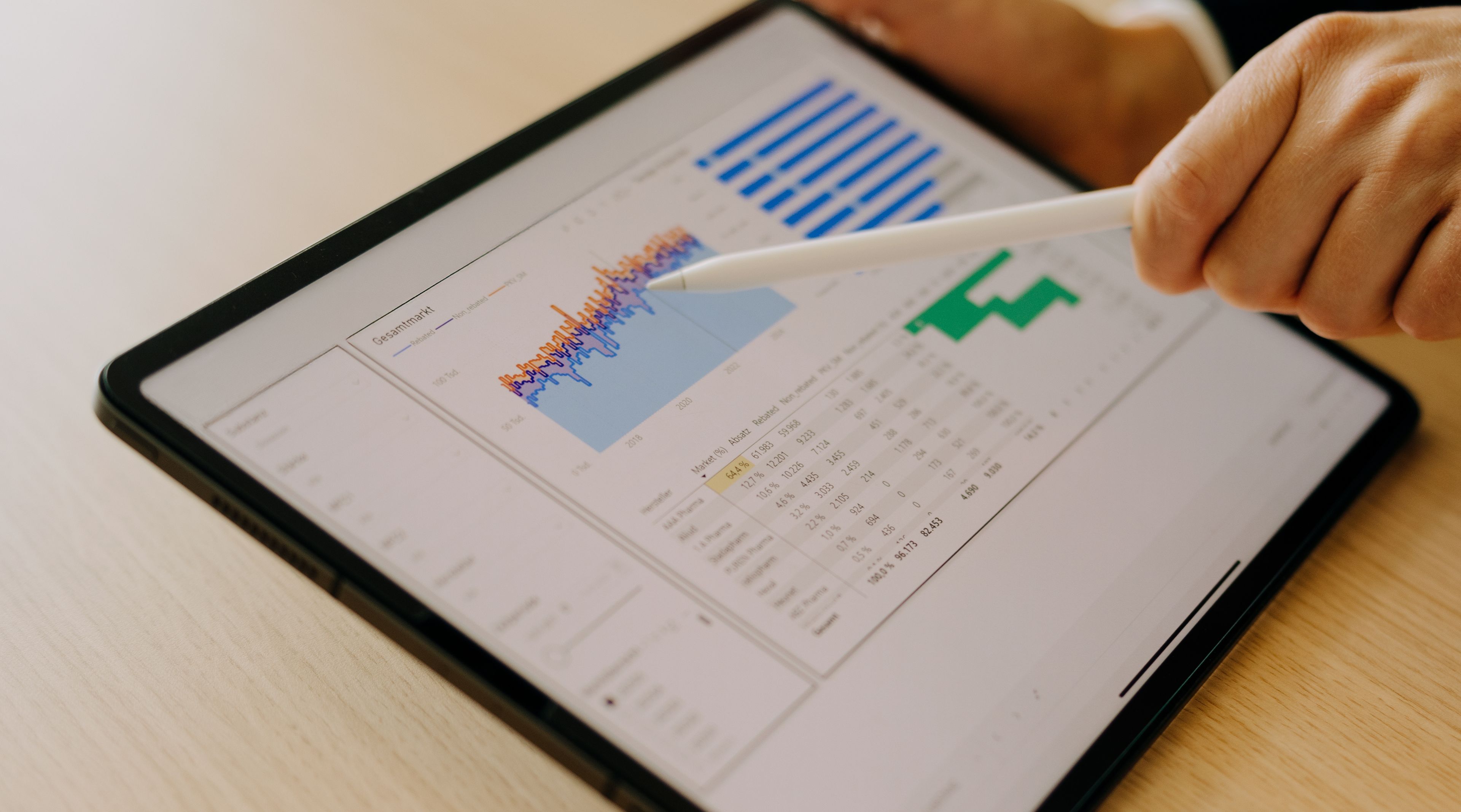 Tablet zeigt data charts mit einem stylus stift der auf eine grafik zeigt