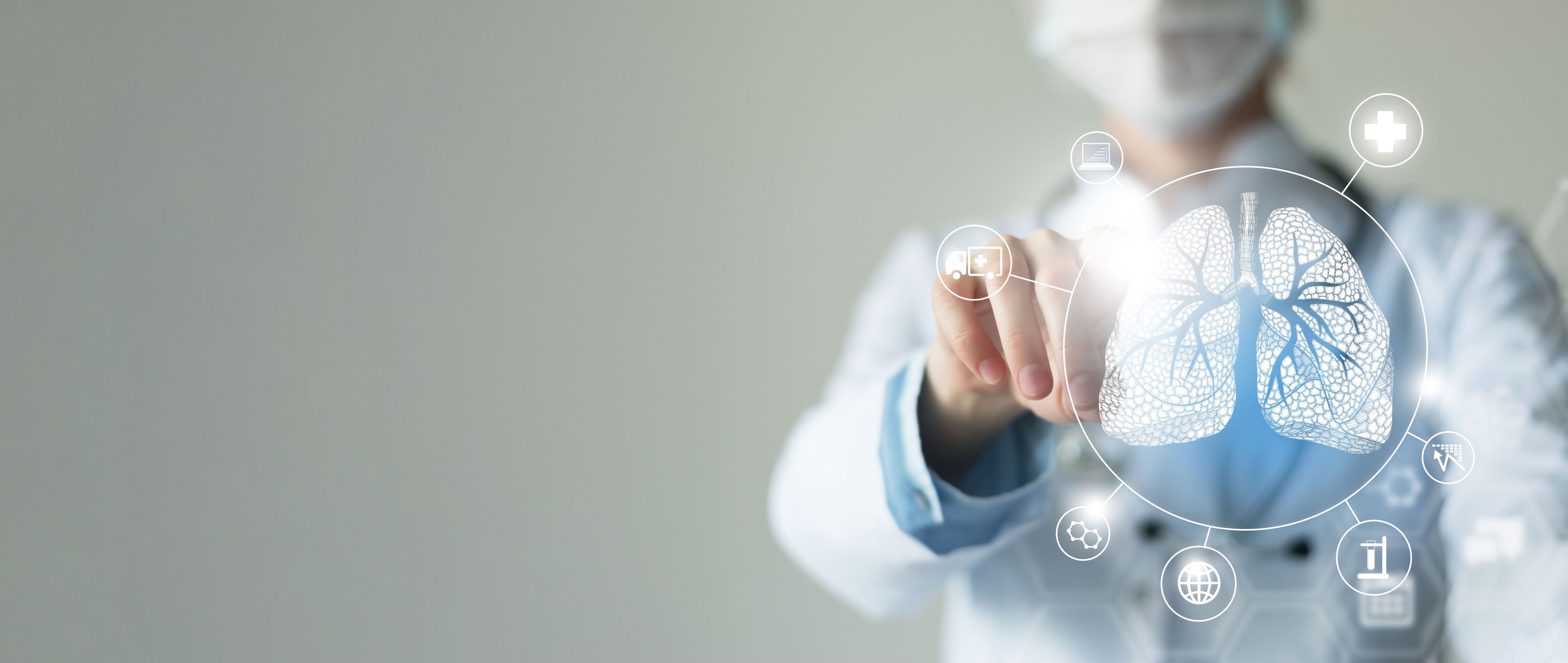 Ein Arzt in weißem Kittel und Maske interagiert mit einem digitalen Lungenhologramm, umgeben von gesundheitsbezogenen Symbolen auf einem transparenten Bildschirm.