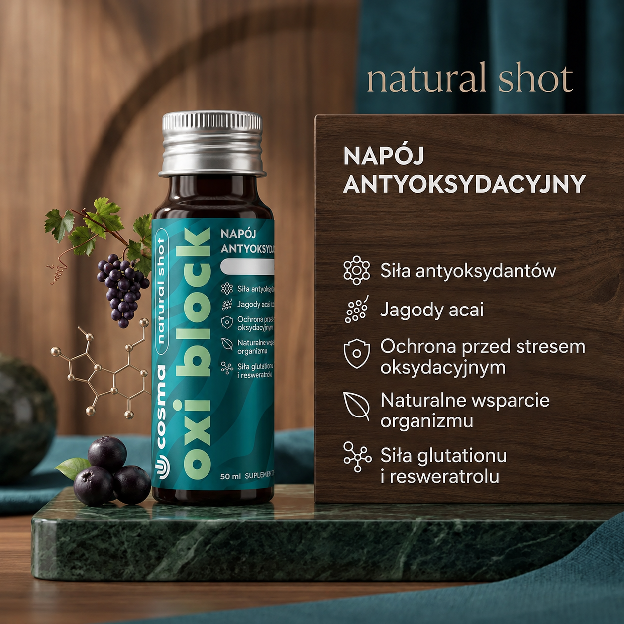 Butelka napoju Oxi Block Natural Shot o pojemności 50 ml ustawiona na zielonym marmurowym postumencie obok drewnianej tablicy z napisem „NAPÓJ ANTYOKSYDACYJNY” i listą składników oraz właściwości. Wokół butelki znajdują się winogrona, ciemne jagody, liście winorośli i dekoracja w kształcie cząsteczki. W tle widoczne są drewniane panele i ciemnoturkusowa tkanina.