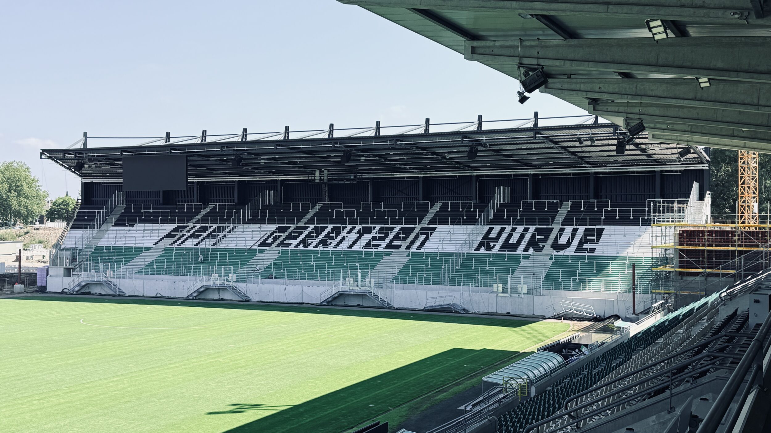 Ausdruck lebendiger Fankultur – Aus Osttribüne wird offiziell „Fiffi-Gerritzen-Kurve“ 