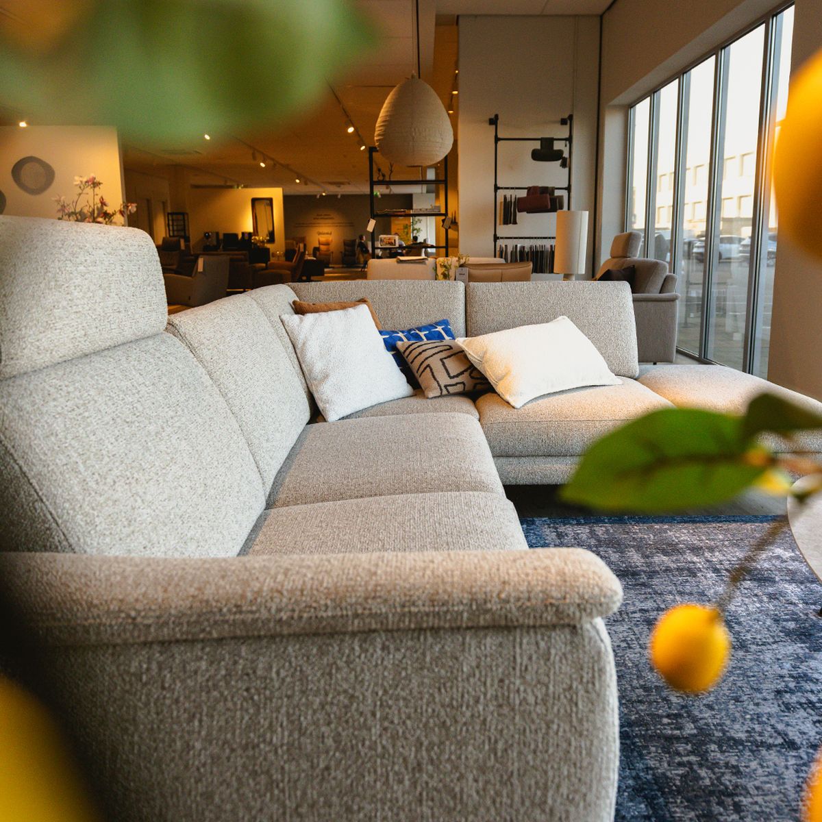 Comfortabel en zacht zitmeubel in een moderne woonkamer setting.
