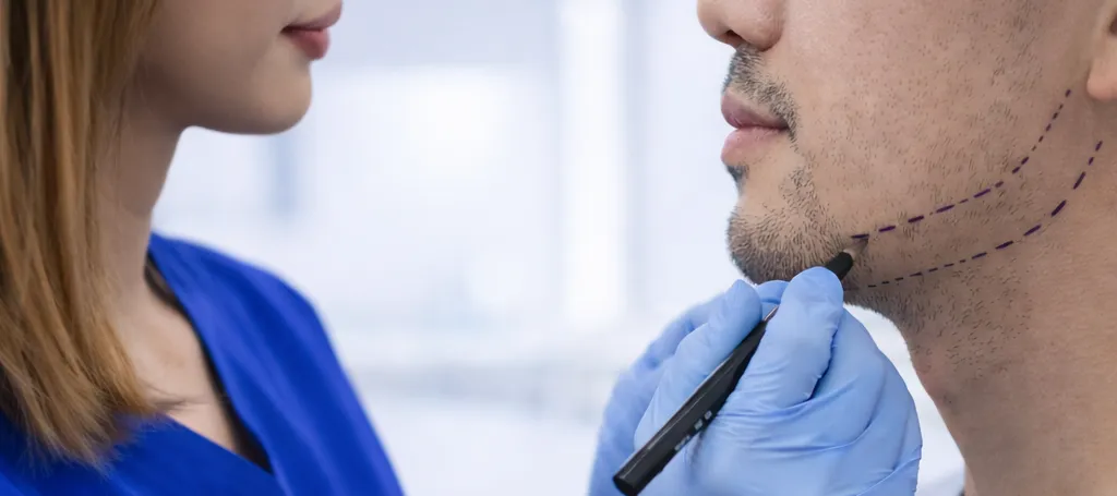 Konturování čelisti pro muže: Chirurgické a nechirurgické techniky pro silnou, mužnou čelist