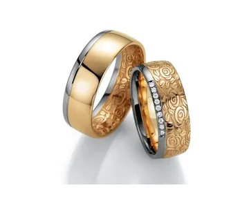 Trauringe in Gelbgold und Graugold und rosen eingearbeitet