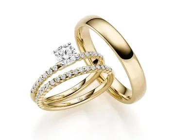 Trauringe und ein Ansteckring in Gelbgold der Ansteckring und Damenring sind mit Diamanten ringsum besetzt