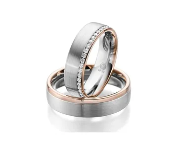 Zwei elegante Eheringe: einer mit eingefassten Diamanten, beide mit einer Oberfläche aus gebürstetem Silber und Akzenten aus Roségold.