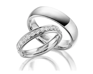 Zwei Platinringe: einer schlicht und poliert, der andere mit kleinen, funkelnden Diamanten verziert, die beide das Licht auf weißem Hintergrund reflektieren.