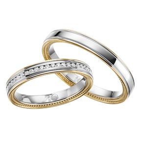 Goldener Verlobungsring mit einem runden Diamanten in einer Krappenfassung, von der Seite und von oben dargestellt.