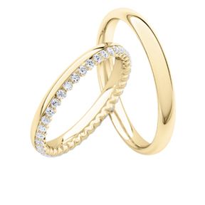 Zwei Goldringe: einer schlicht und poliert, der andere mit kleinen Diamanten rund um den Ring verziert, die sich elegant vor einem weißen Hintergrund abheben.