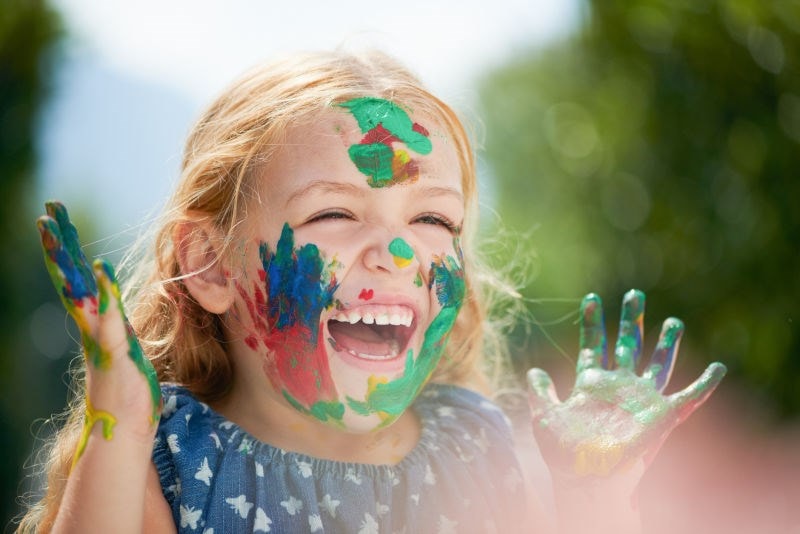 child playings arts and crafts