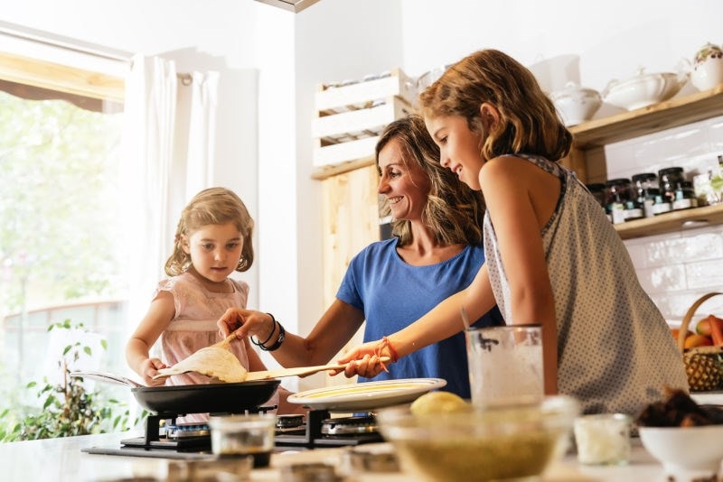children making pancakes