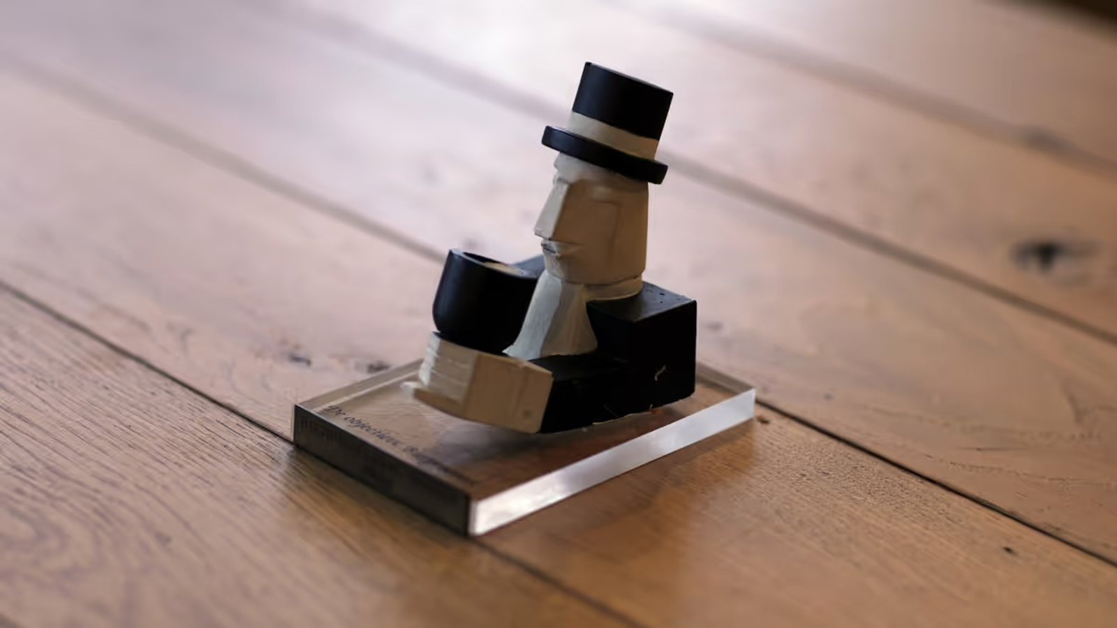 A close-up of the "Gouden Hamer" trophy awarded to 3 Fonteinen by De Objectieve Bierproevers in 1993, resting on a wooden surface.