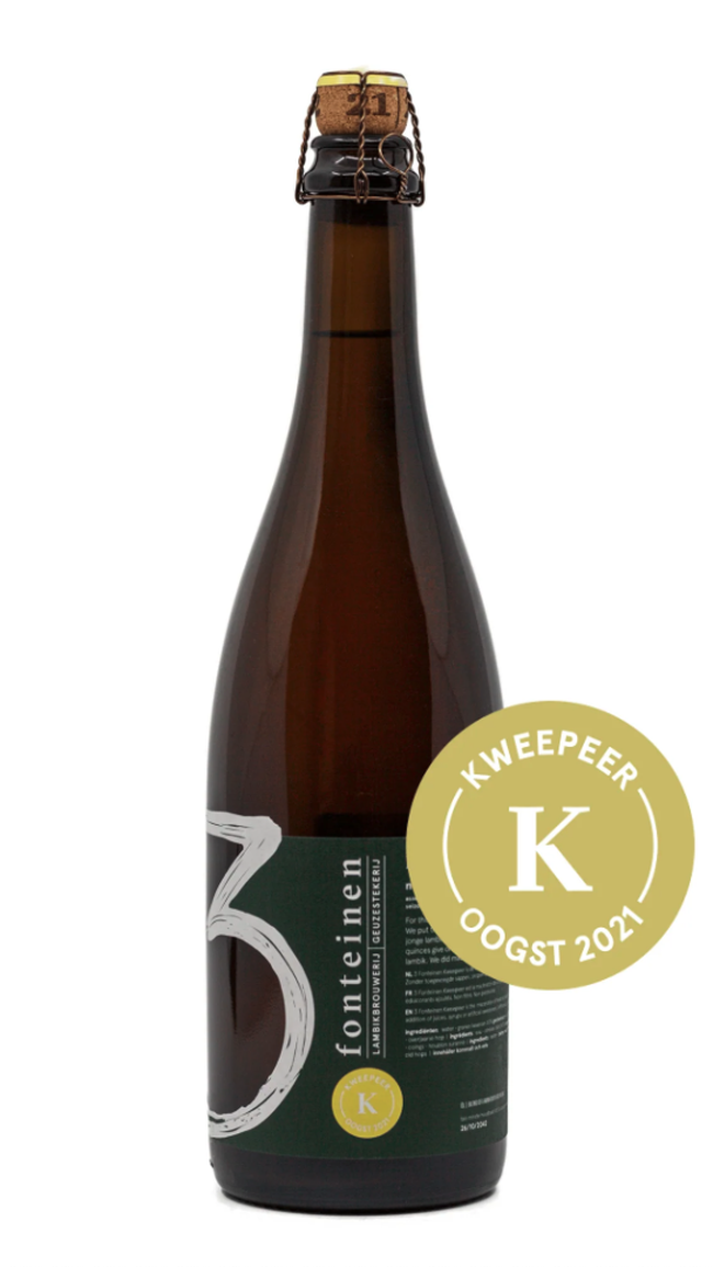 Studiofoto van een 3 Fonteinen fles met een gele sticker die de Kweepeer-blend aanduidt.