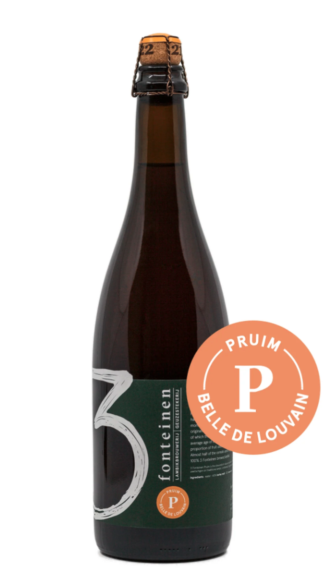 Studiofoto van een 3 Fonteinen fles met een oranje sticker die de Pruimen-blend aanduidt.