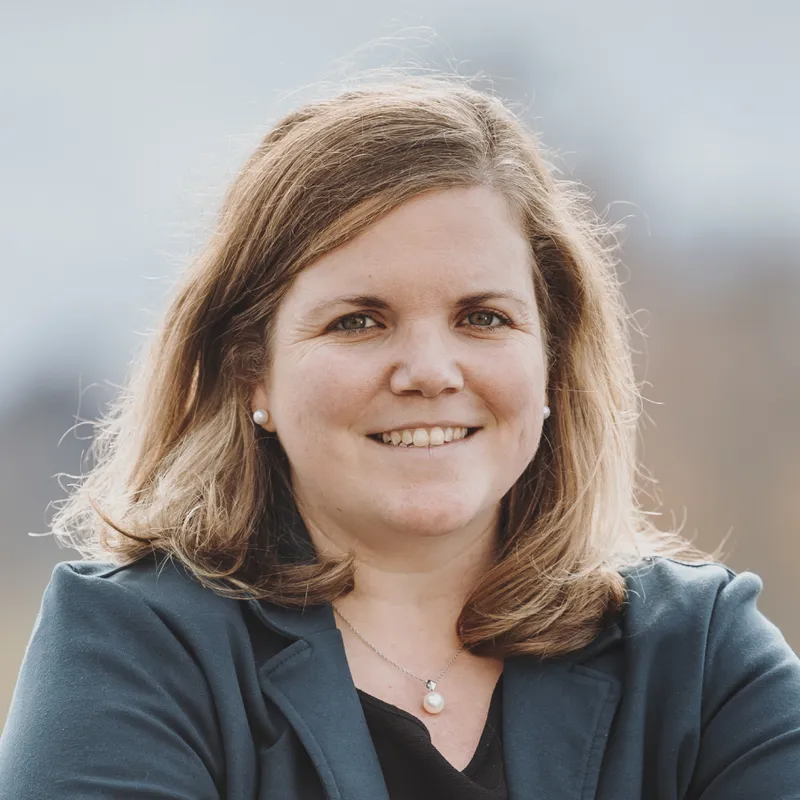 Livia Sinz als freie Traurednerin